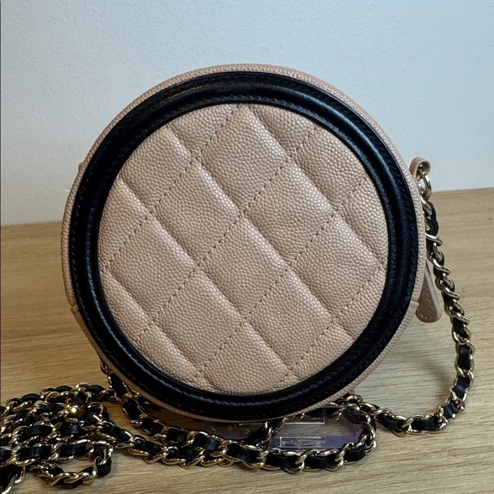 Chanel round filigree crossbody mini bag - Picture 6 of 9